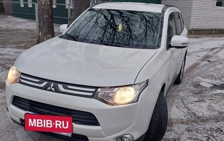 Mitsubishi Outlander III рестайлинг 3, 2013 год, 1 300 000 рублей, 4 фотография