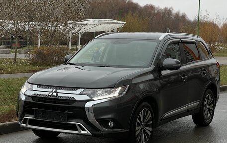 Mitsubishi Outlander III рестайлинг 3, 2019 год, 2 560 000 рублей, 1 фотография