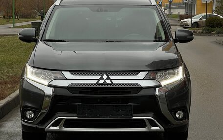 Mitsubishi Outlander III рестайлинг 3, 2019 год, 2 560 000 рублей, 2 фотография