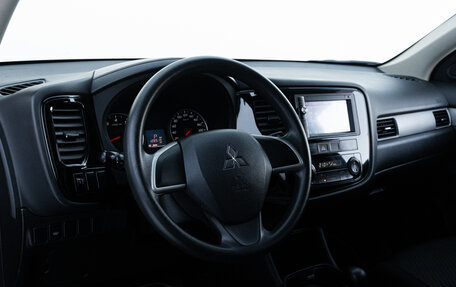 Mitsubishi Outlander III рестайлинг 3, 2015 год, 2 050 000 рублей, 16 фотография