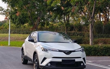 Toyota C-HR I рестайлинг, 2021 год, 2 200 000 рублей, 2 фотография