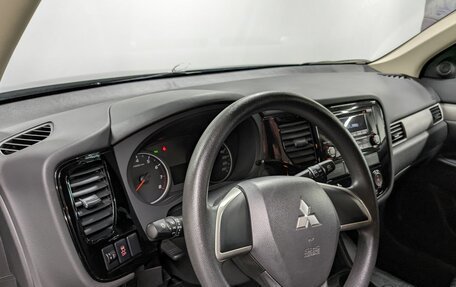 Mitsubishi Outlander III рестайлинг 3, 2014 год, 1 750 000 рублей, 13 фотография