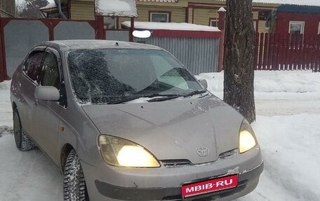 Toyota Prius IV XW50, 1998 год, 420 000 рублей, 1 фотография