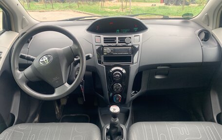 Toyota Yaris III рестайлинг, 2009 год, 550 000 рублей, 18 фотография