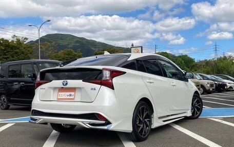 Toyota Prius IV XW50, 2021 год, 1 800 000 рублей, 2 фотография