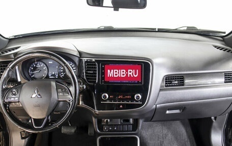 Mitsubishi Outlander III рестайлинг 3, 2020 год, 2 115 000 рублей, 14 фотография