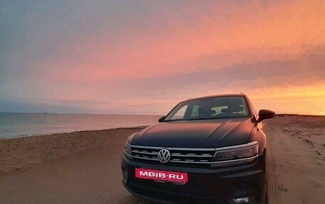 Volkswagen Tiguan II, 2018 год, 2 450 000 рублей, 2 фотография