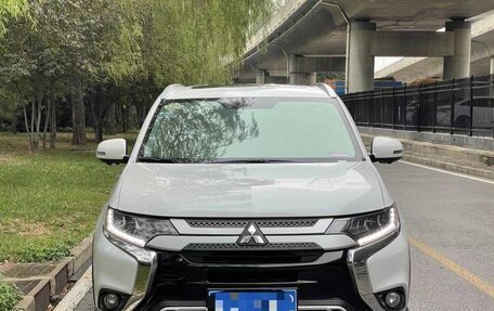 Mitsubishi Outlander III рестайлинг 3, 2020 год, 2 880 000 рублей, 2 фотография