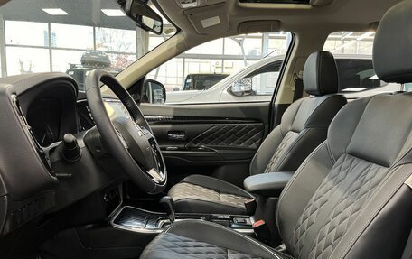 Mitsubishi Outlander III рестайлинг 3, 2022 год, 3 649 000 рублей, 9 фотография