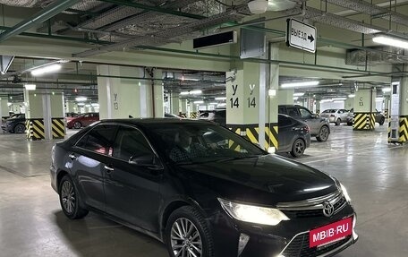 Toyota Camry, 2017 год, 2 300 000 рублей, 4 фотография