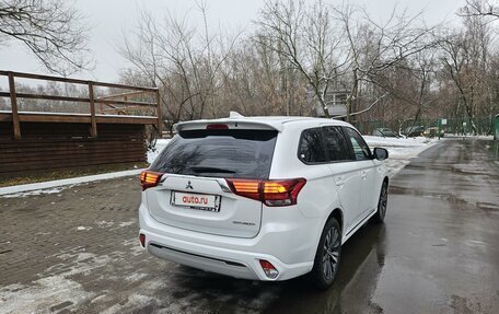 Mitsubishi Outlander III рестайлинг 3, 2022 год, 2 900 000 рублей, 5 фотография