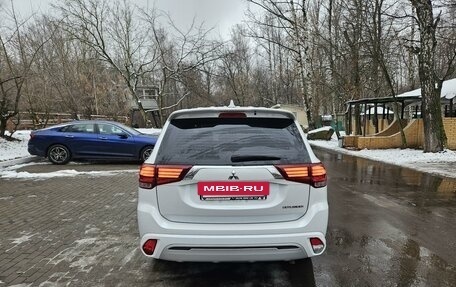 Mitsubishi Outlander III рестайлинг 3, 2022 год, 2 900 000 рублей, 6 фотография