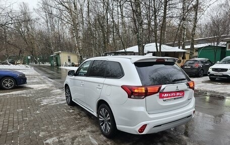 Mitsubishi Outlander III рестайлинг 3, 2022 год, 2 900 000 рублей, 2 фотография