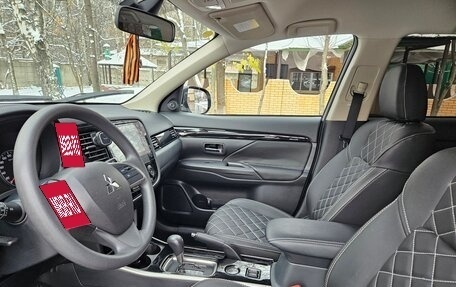 Mitsubishi Outlander III рестайлинг 3, 2022 год, 2 900 000 рублей, 3 фотография