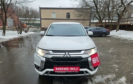 Mitsubishi Outlander III рестайлинг 3, 2022 год, 2 900 000 рублей, 4 фотография