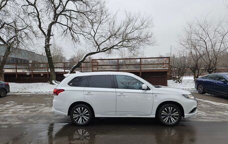 Mitsubishi Outlander III рестайлинг 3, 2022 год, 2 900 000 рублей, 7 фотография