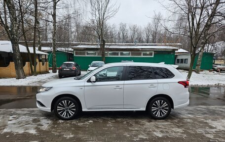 Mitsubishi Outlander III рестайлинг 3, 2022 год, 2 900 000 рублей, 10 фотография