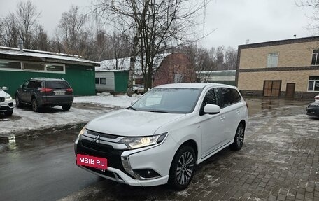 Mitsubishi Outlander III рестайлинг 3, 2022 год, 2 900 000 рублей, 11 фотография