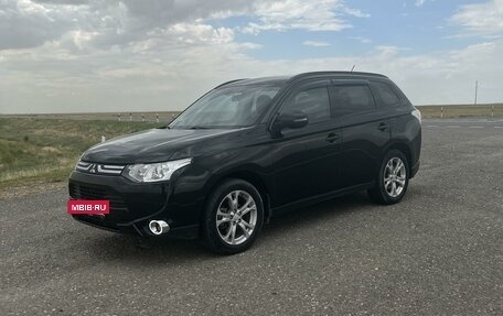 Mitsubishi Outlander III рестайлинг 3, 2013 год, 1 615 000 рублей, 2 фотография