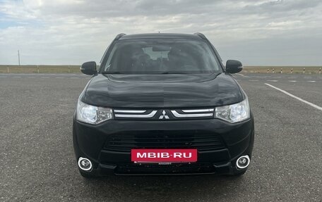 Mitsubishi Outlander III рестайлинг 3, 2013 год, 1 615 000 рублей, 3 фотография