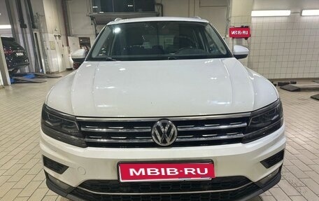 Volkswagen Tiguan II, 2017 год, 2 697 000 рублей, 2 фотография