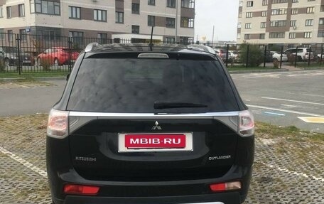 Mitsubishi Outlander III рестайлинг 3, 2014 год, 1 490 000 рублей, 5 фотография