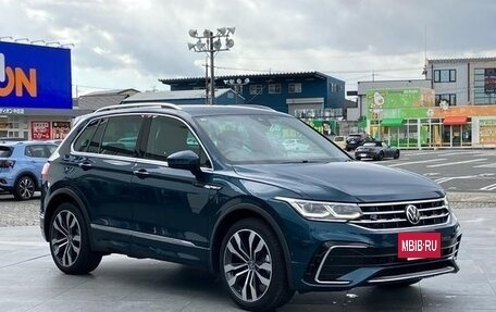 Volkswagen Tiguan II, 2021 год, 2 220 000 рублей, 2 фотография