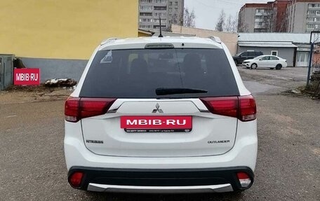 Mitsubishi Outlander III рестайлинг 3, 2015 год, 2 500 000 рублей, 16 фотография