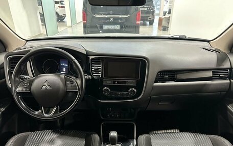 Mitsubishi Outlander III рестайлинг 3, 2019 год, 2 249 900 рублей, 10 фотография