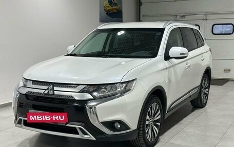 Mitsubishi Outlander III рестайлинг 3, 2019 год, 2 249 900 рублей, 3 фотография