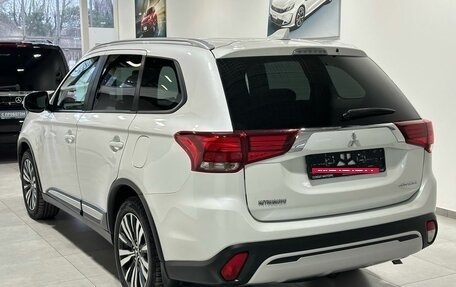 Mitsubishi Outlander III рестайлинг 3, 2019 год, 2 249 900 рублей, 4 фотография