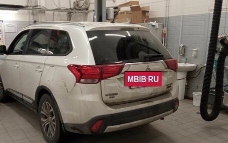 Mitsubishi Outlander III рестайлинг 3, 2016 год, 1 980 000 рублей, 4 фотография