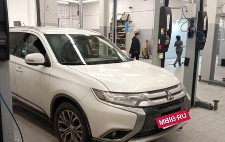 Mitsubishi Outlander III рестайлинг 3, 2016 год, 1 980 000 рублей, 2 фотография