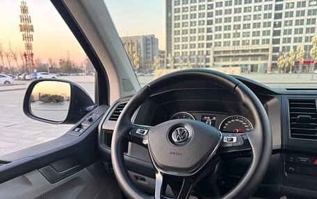 Volkswagen Caravelle T6 рестайлинг, 2018 год, 4 300 000 рублей, 9 фотография