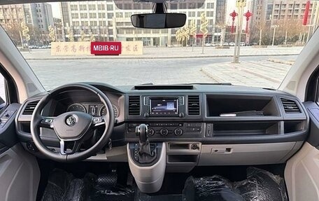 Volkswagen Caravelle T6 рестайлинг, 2018 год, 4 300 000 рублей, 8 фотография