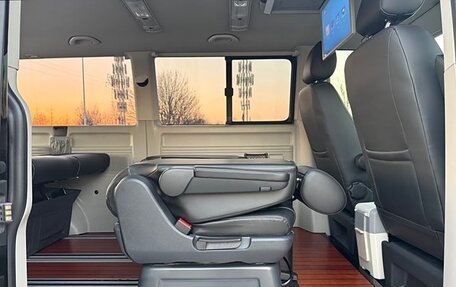 Volkswagen Caravelle T6 рестайлинг, 2018 год, 4 300 000 рублей, 18 фотография