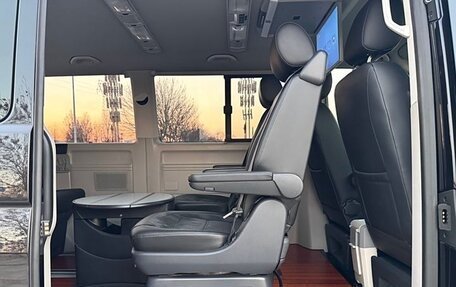 Volkswagen Caravelle T6 рестайлинг, 2018 год, 4 300 000 рублей, 22 фотография