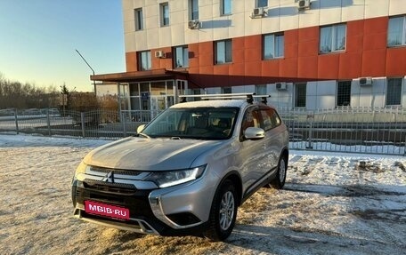 Mitsubishi Outlander III рестайлинг 3, 2021 год, 2 850 000 рублей, 1 фотография