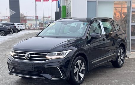 Volkswagen Tiguan II, 2023 год, 5 750 000 рублей, 20 фотография