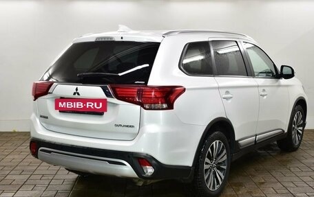 Mitsubishi Outlander III рестайлинг 3, 2018 год, 1 870 000 рублей, 4 фотография