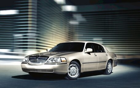 Lincoln Town Car III рестайлинг, 2004 год, 650 000 рублей, 1 фотография