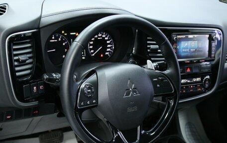 Mitsubishi Outlander III рестайлинг 3, 2015 год, 2 088 000 рублей, 13 фотография