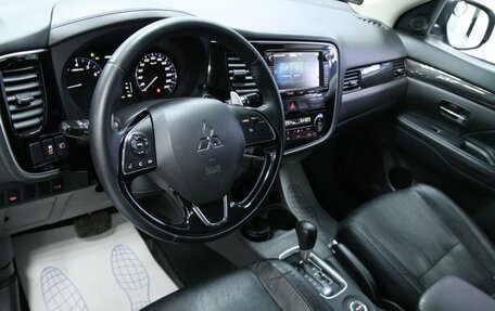 Mitsubishi Outlander III рестайлинг 3, 2015 год, 2 088 000 рублей, 14 фотография