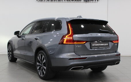 Volvo V60 Cross Country II, 2021 год, 4 190 000 рублей, 6 фотография