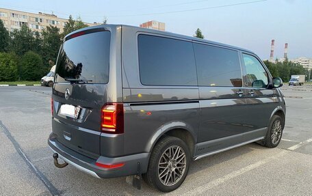 Volkswagen Multivan T6 рестайлинг, 2017 год, 4 300 000 рублей, 8 фотография