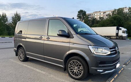 Volkswagen Multivan T6 рестайлинг, 2017 год, 4 300 000 рублей, 2 фотография