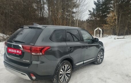 Mitsubishi Outlander III рестайлинг 3, 2019 год, 2 300 000 рублей, 9 фотография