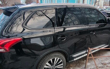 Mitsubishi Outlander III рестайлинг 3, 2018 год, 2 600 000 рублей, 6 фотография