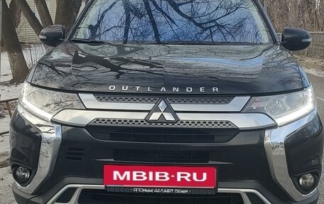 Mitsubishi Outlander III рестайлинг 3, 2018 год, 2 600 000 рублей, 4 фотография