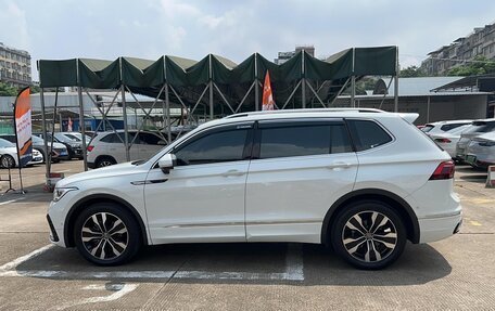 Volkswagen Tiguan II, 2021 год, 2 518 000 рублей, 2 фотография